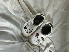 crocs kids size J1 FUR LINED CHARMS EXCELLENT CONDITION WHITE