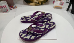 CHIC MICHAEL KORS MONOGRAM LOGO KIDS SANDALS! (SIZE 3-4Y)
