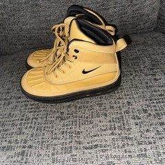 Nike ACG Woodside 2 High Youth Size 2Y youth Boots 524873-703 Wheat lace winter