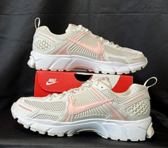 Nike Zoom Vomero 5 Phantom Echo Pink (GS) – Size 7Y/8.5W (HF6998-003) (0236)