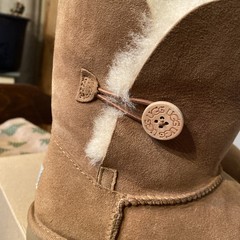 [1017400K-CHE] Kids UGG K BAILEY BUTTON II Size 6 EUC Box Chestnut