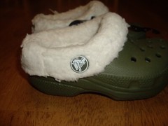 NEW Child Size C 6-7 Crocs Mammoth Kids Slip On Army Green w Fuzzy Lining TWINS