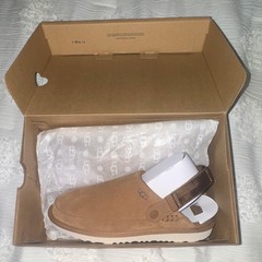 UGG Goldenstar Clog Chestnut Suede – Size 6 Adjustable Strap Logo