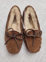 UGG Australia Dakota Chestnut Moccasin Slippers KIDS Size 13. NWOB Unisex