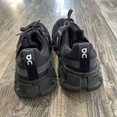 On Running Cloud Swift Kids Youth 5.5 Black Running Shoes