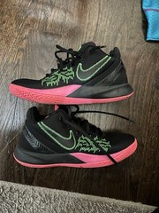 Size 6 (GS) – Nike Kyrie Flytrap 2 Low Black Hyper Pink