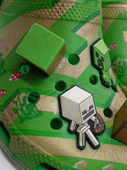 CROCS Minecraft Kids Clog with 3D Game Blocks Jibbitz LIMITED EDITION sz J4