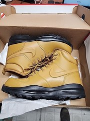 Nike Manoa Leather Boots Wheat/Black BQ5372-700 Size 4Y
