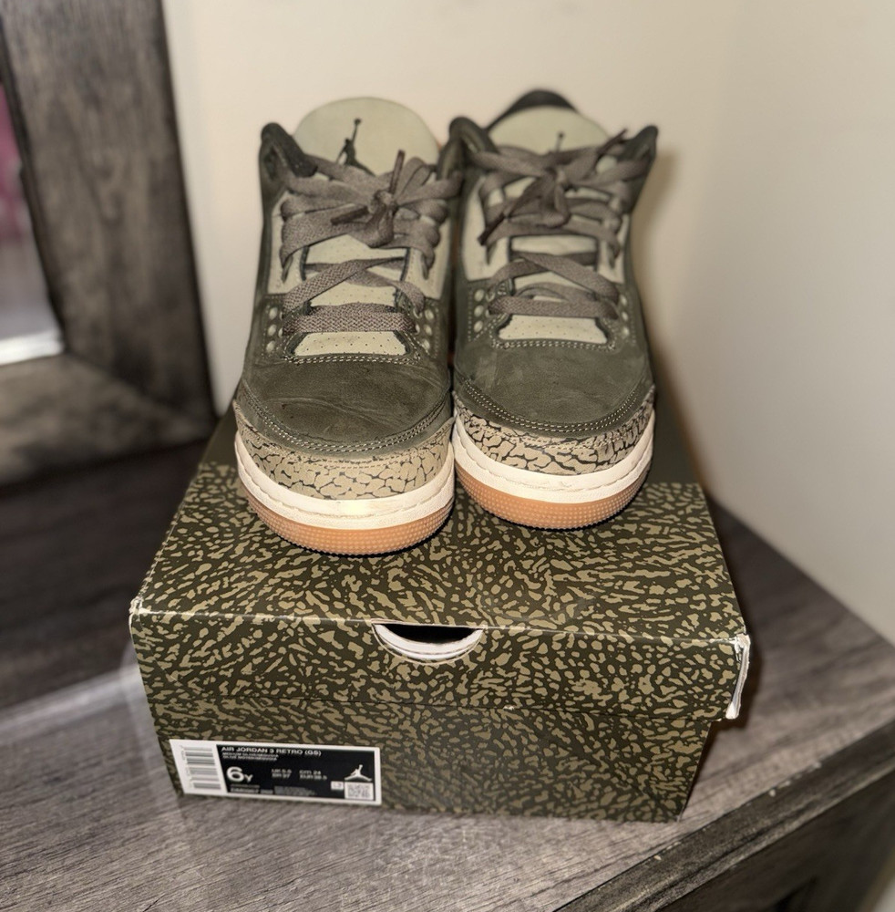 Jordan Air Jordan 3 Retro Mid Top Sneakers Green/Beige US 6Y Suede