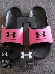 NWT UNDER ARMOUR GIRL’S IGNITE SELECT SANDALS/ SLIDES PINK/BLACK SIZE 4Y,,LOOK