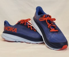 Hoka One One Clifton 9 Kids‘ sneakers in a blue mesh upper with vibrant red