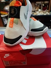 11.5 Nike Flex Runner 2 Low (PSV) Barely Green / Black White – Pre-Owned