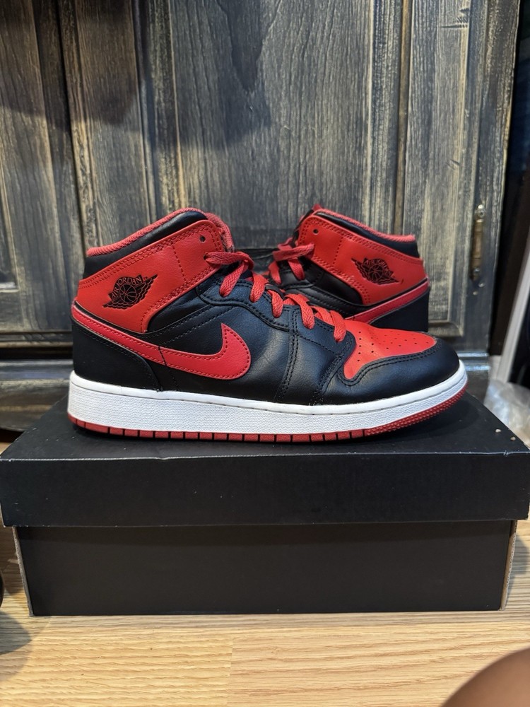 Air Jordan 1 Mid GS “Alternate Bred”DQ8423-060 Size 5.5Y Grade School