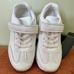 NWOT Kids White Sneakers Hook and Loop Strap Gum Sole Low Top Shoes Unisex