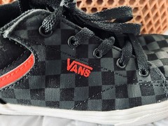 VANS Seldan Checkerboard tie sneakers- Black/Red-YOUTH Sz 5-EXCELLENT CONDITION