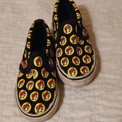 Buc-ee’s Kids Black/Yellow Low Top Slip-On Shoes 7