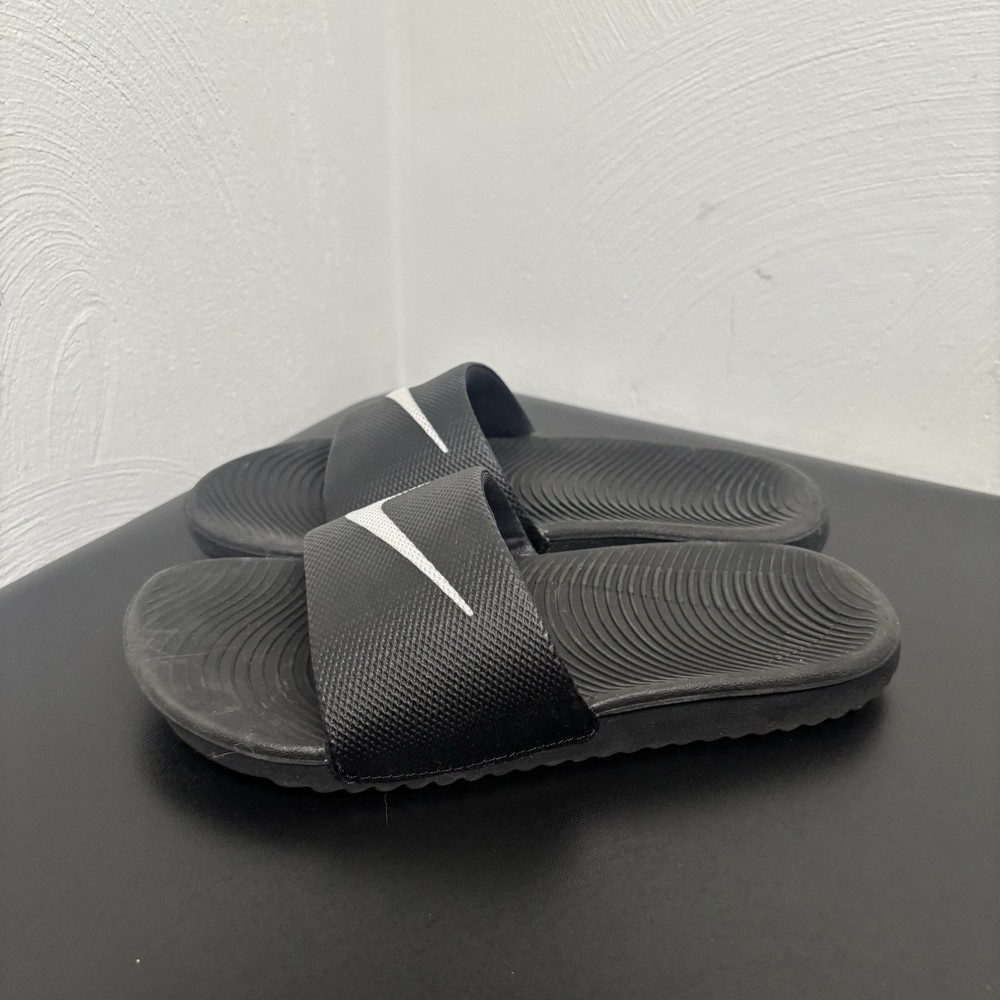NIKE KIDS KAWA SLIDES (GS/PS) BLACK / WHITE 819352 001 Size 1Y SLIP ON ATHLETIC