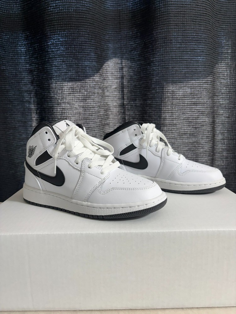 Nike Air Jordan 1 Mid GS White/Black NWOB DQ8423-132 Various Sizes Big Kids