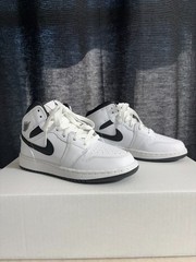 Nike Air Jordan 1 Mid GS White/Black NWOB DQ8423-132 Various Sizes Big Kids