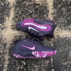 Nike IsoFly Hydrangeas Size 5y, Great Condition, No Box, No Traction Loss