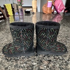 UGG Kids Pull-On Suede Ankle Boots Black Multicolor Logo US 6 EU 22