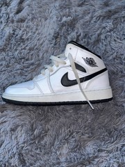 Air Jordan 1 Mid GS “Reverse Panda” Colorway Size 5.5Y Authentic DQ8423-132