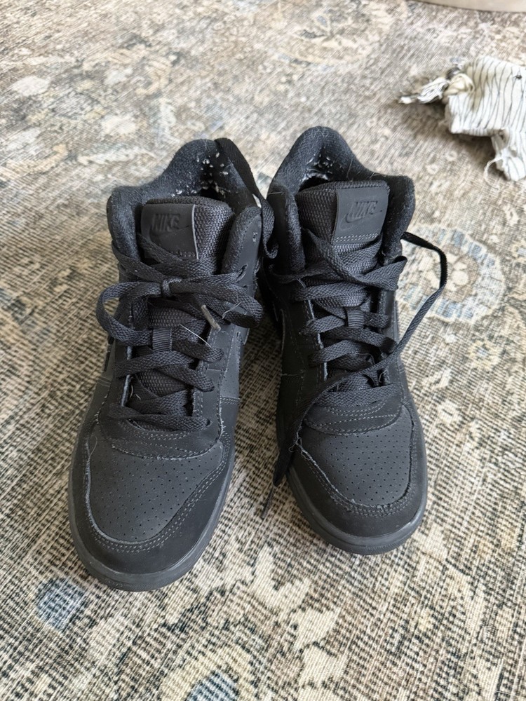 Nike Court Borough Mid