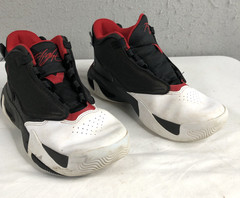 NIKE AIR JORDAN MAX AURA 4 High Tops Kids 4.5 Y Red Black Jumpman