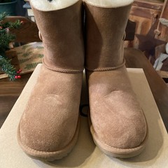 [1017400K-CHE] Kids UGG K BAILEY BUTTON II Size 6 EUC Box Chestnut