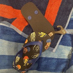 Black Jellyfish Child 9/10 Flip Flops Plus Red And Blue Beach Towel