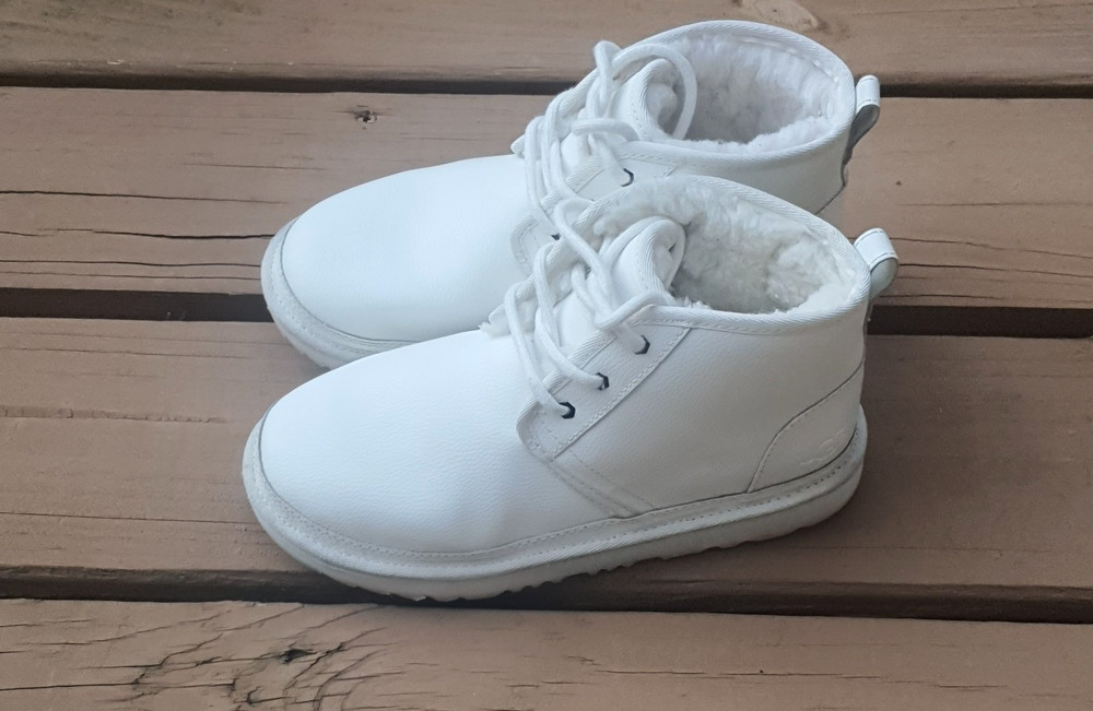 UGG ‘Neumel’ Leather Chukka Boots kids Size 4 Excellent Condition