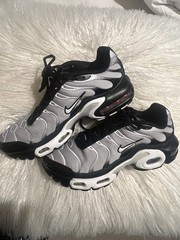 Nike Air Max Plus GS Sneaker US 6 Gray/Black/White Low Top Lace-Up