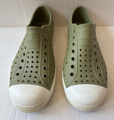 NATIVE Jefferson Kid’s Youth size 2 olive green slip-on shoes, water unisex