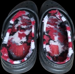 Crocs Classic Lined Clogs Size J6 Big Kids Black Red White Camo Lining EUC GREAT