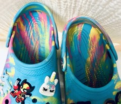 Crocs Classic Marble Tie Dye Clog for Juniors Size J1 Multicolor W/ COOL CHARMS