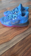 Size 3.5 (GS) – Nike Kyrie Flytrap 5 Mid Light Photo Blue Red Plum