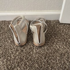 Cat & Jack Silver Strappy Gladiator Sandals Kids US 5 Zip Closure Flat