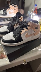 Jordan 1 Mid (GS) White/arctic Orange Black (SIZE 5 y)