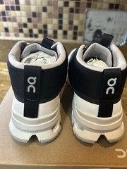 On Cloud Size 3.5 Youth Cloudhero Mid Waterproof Black/White