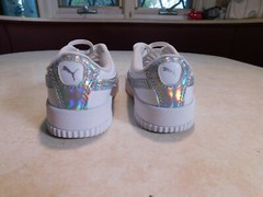 Classic Puma Carina Metallic silver strip White Kids Sz 9 Elastic Laces Sneakers