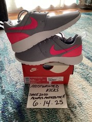 DS 2015 Nike Roshe One Grey Hyper Pink GS Sz 4.5Y
