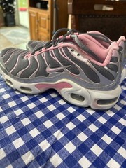 Kids Nike Air Max Plus GS Trainers CD0609 008 Grey/Pink Size US 4.5Y
