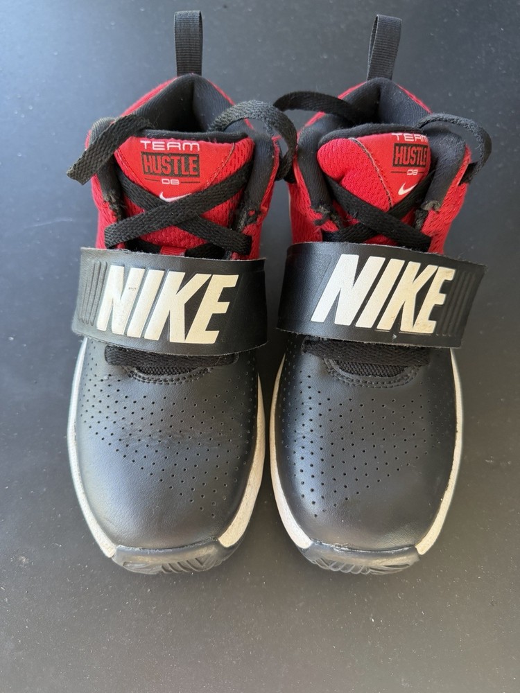 Nike Team Hustle D8 Black Red White Kids Basketball Sneakers US 2Y Lace Strap