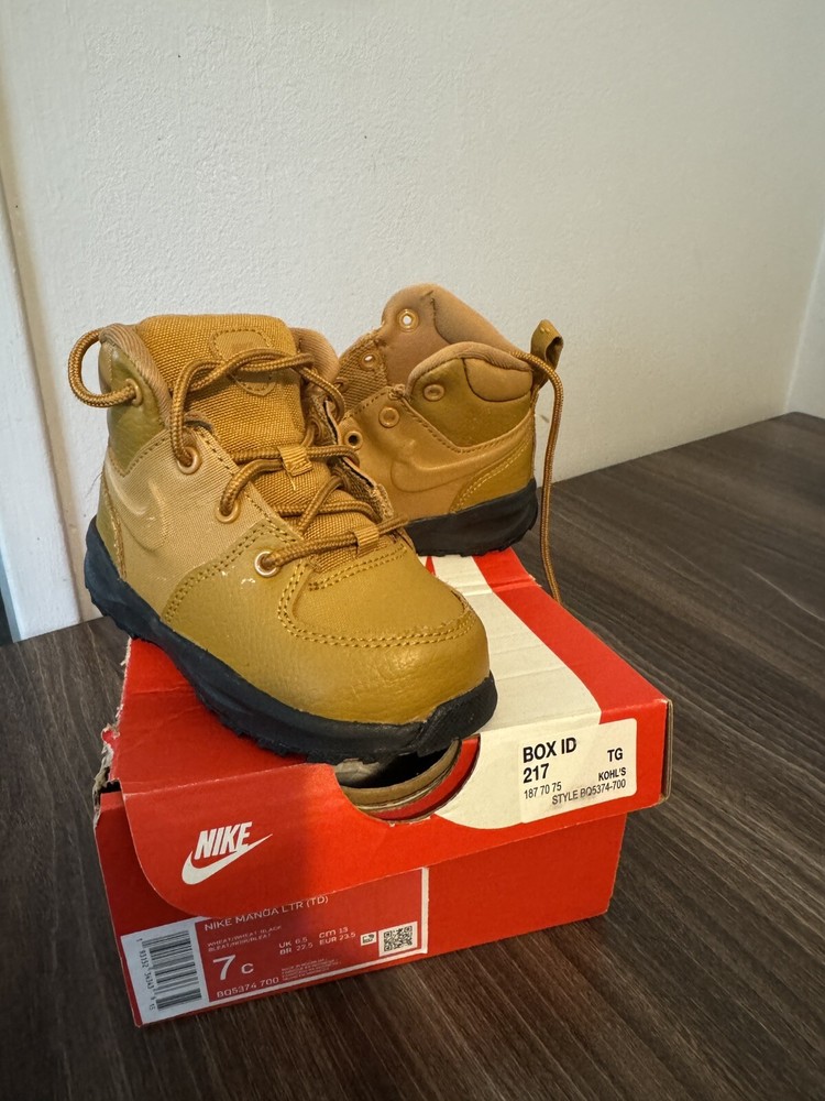 Size 7c- Nike Manoa Mid Wheat