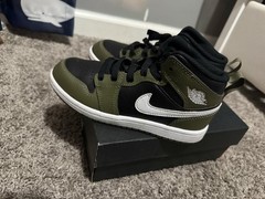 Jordan 1 Mid (ps) Black /white – Medium Olive Kids Size 1 Y has original box