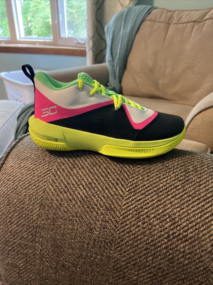 kids under armour gs sc 3zero iv size 4.5Y (3023918 102) no box