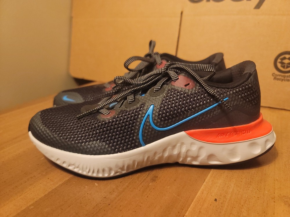 Nike renew run Black/laser Blue/crimson Size 4 Y