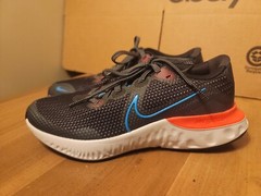 Nike renew run Black/laser Blue/crimson Size 4 Y