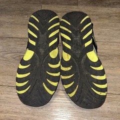 Khombu sandals Black / Yellow / Gray Size 2M