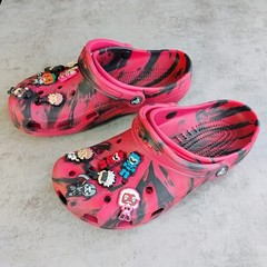 Crocs Classic Marbled Clogs Red Black Size 6 Manga Charms Kids